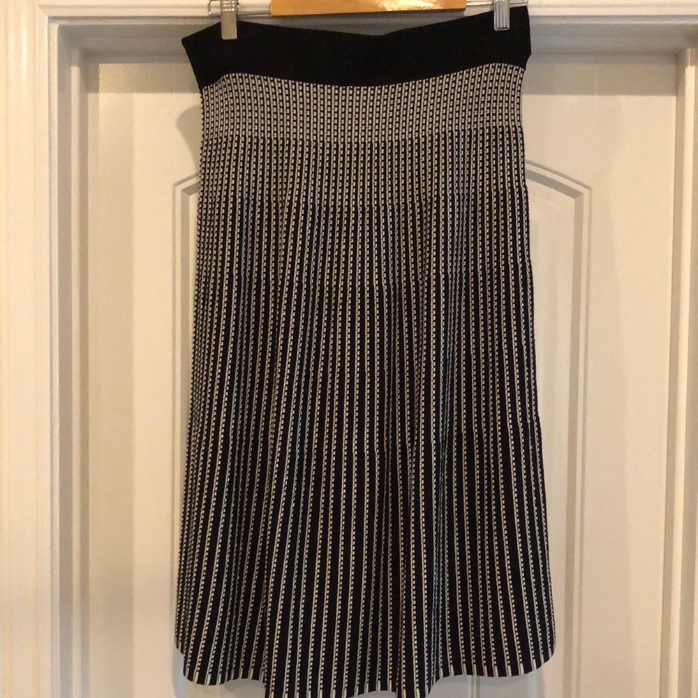 Ann Taylor Stretchy Black & White Skirt Size TM Tall Medium